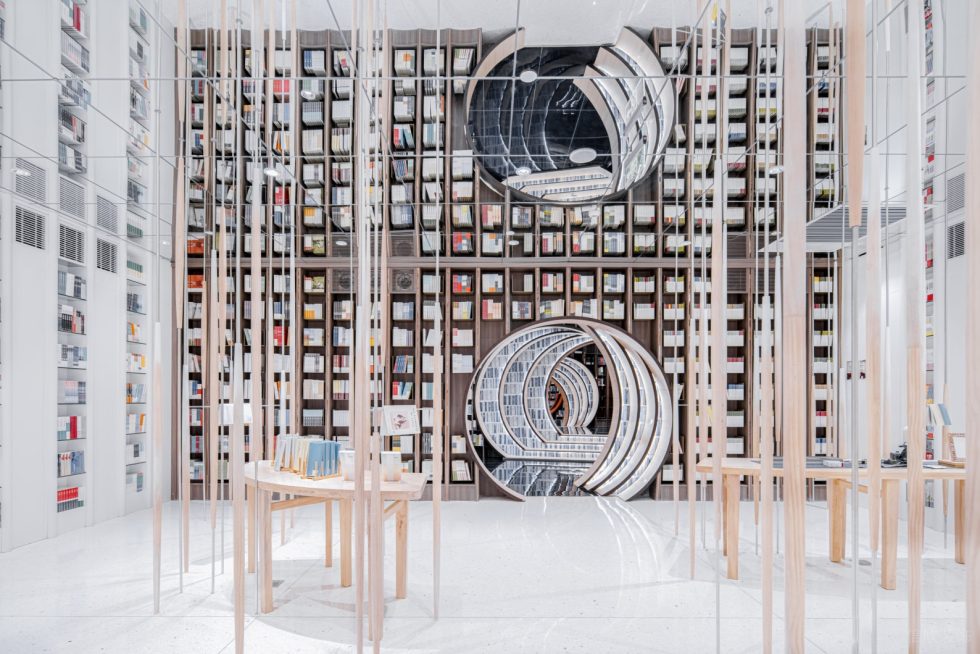 深圳市羅湖區(qū)寶安南新中式風(fēng)書店裝修設(shè)計-白色鏡面頂造型藏書區(qū)二 深圳市羅湖區(qū)寶安南新中式風(fēng)書店裝修設(shè)計-白色鏡面頂造型藏書區(qū)二