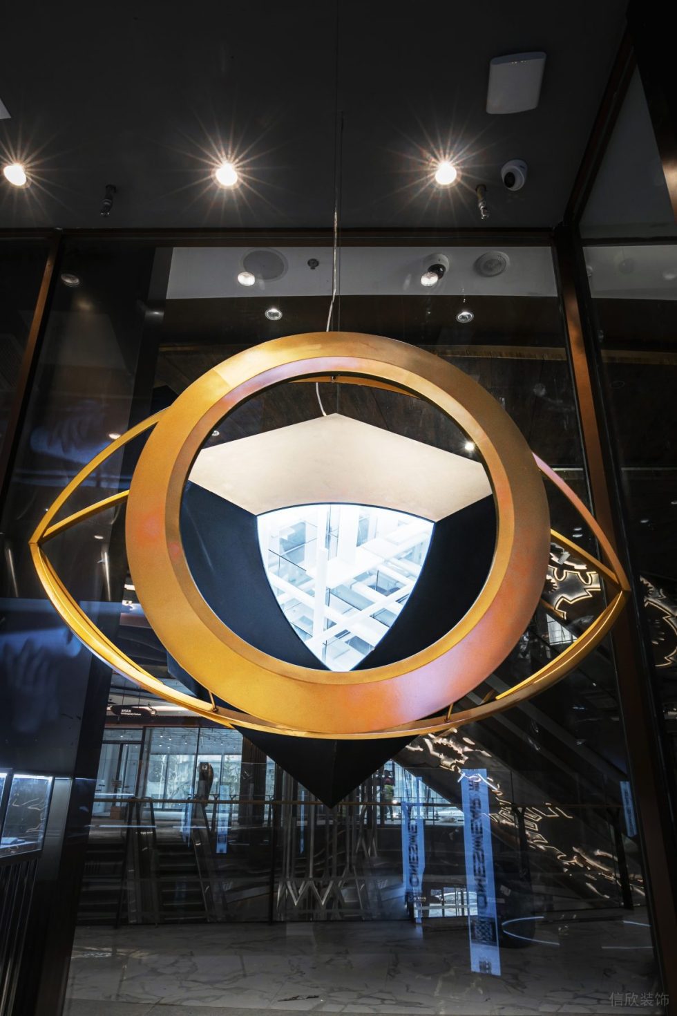 深圳市羅湖區(qū)蔡屋圍現(xiàn)代風(fēng)買手店體驗(yàn)店裝修設(shè)計(jì)-現(xiàn)代風(fēng)黃色藝術(shù)造型吊燈