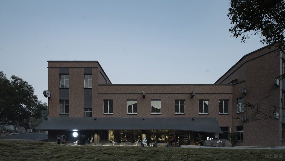 書(shū)店深褐色外觀黑色雨棚