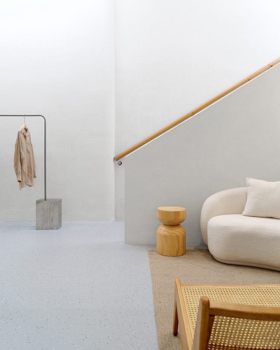 白色樓梯實(shí)木扶手