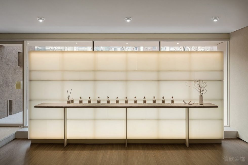 深圳市羅湖區(qū)東門現(xiàn)代風(fēng)香薰店裝修設(shè)計(jì)實(shí)景效果圖-原木桌面產(chǎn)品展示區(qū) 深圳市羅湖區(qū)東門現(xiàn)代風(fēng)香薰店裝修設(shè)計(jì)實(shí)景效果圖-原木桌面產(chǎn)品展示區(qū)