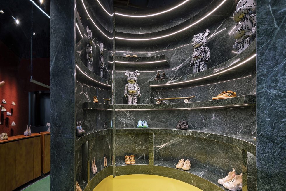 深圳市龍華區(qū)龍華kiks潮牌買手店裝修設(shè)計 黑色大理石圓形展架