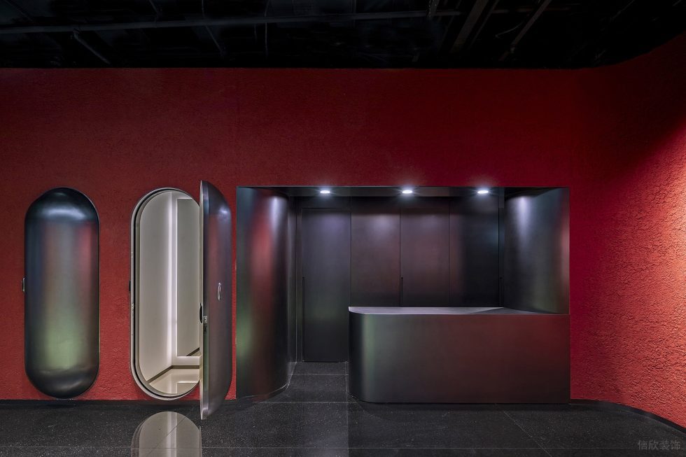 深圳市龍華區(qū)龍華kiks潮牌買手店裝修設(shè)計-黑色前臺