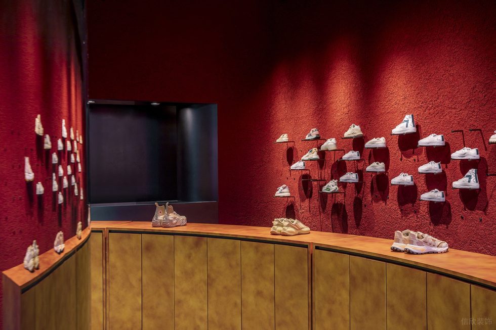 深圳市龍華區(qū)龍華kiks潮牌買手店裝修設(shè)計-墻面鞋子展架