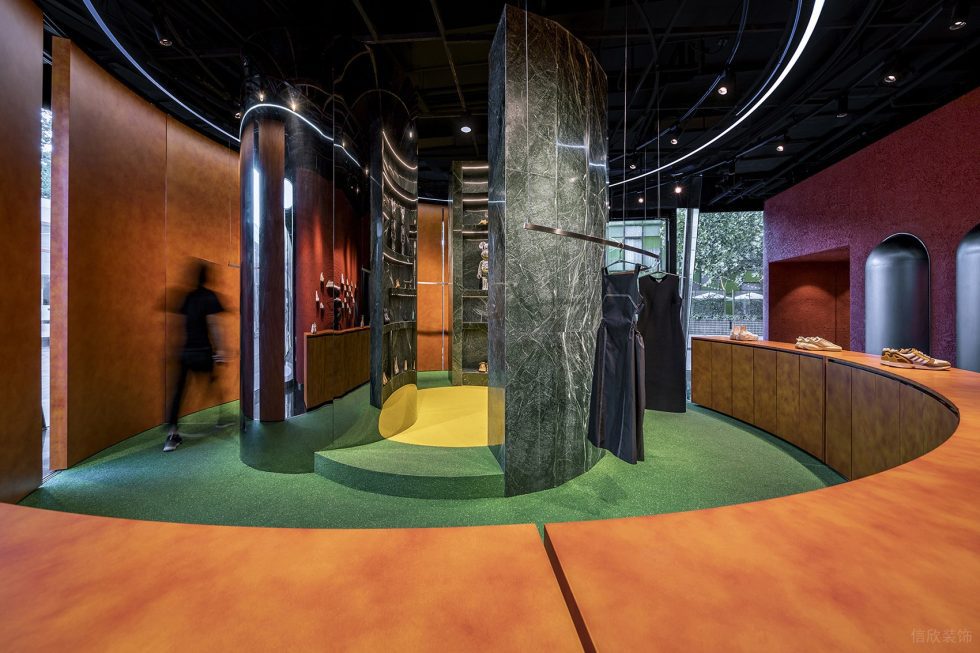 深圳市龍華區(qū)龍華kiks潮牌買手店裝修設(shè)計-圓弧木紋島臺