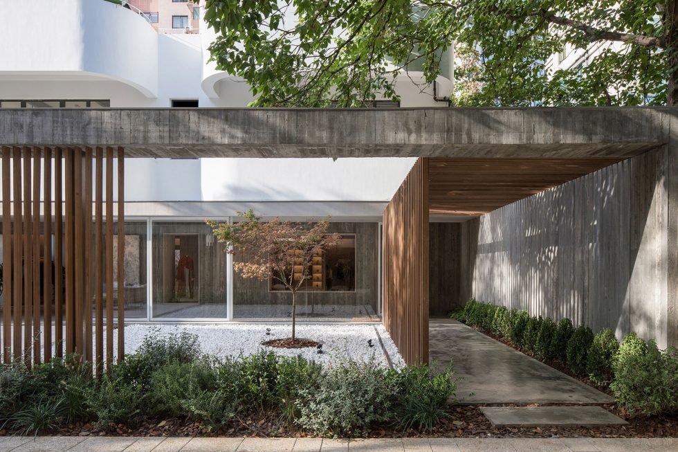 深圳市羅湖區(qū)人民南輕奢店女裝店EMME品牌店裝修設(shè)計-庭院式街景視角-格柵長廊入戶