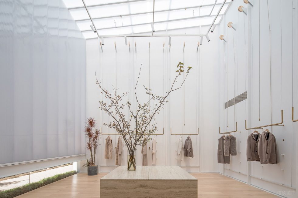 深圳市羅湖區(qū)人民南輕奢風(fēng)女裝店emme品牌店裝修設(shè)計-原木風(fēng)侘寂風(fēng)島臺