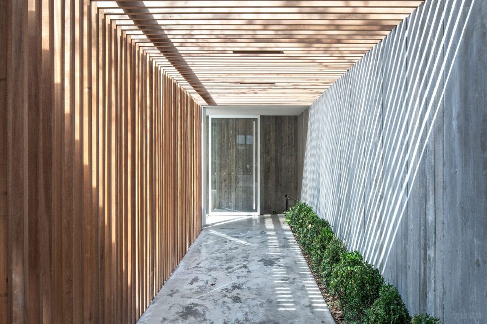 深圳市羅湖區(qū)人民南輕奢風(fēng)女裝店emme品牌店裝修設(shè)計-實木格柵質(zhì)感水泥走廊