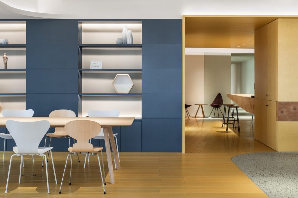 深圳市南山區(qū)北航大廈暖色調(diào)簡約北歐風(fēng)辦公室裝修設(shè)計(jì)方案 洽談會(huì)議區(qū)