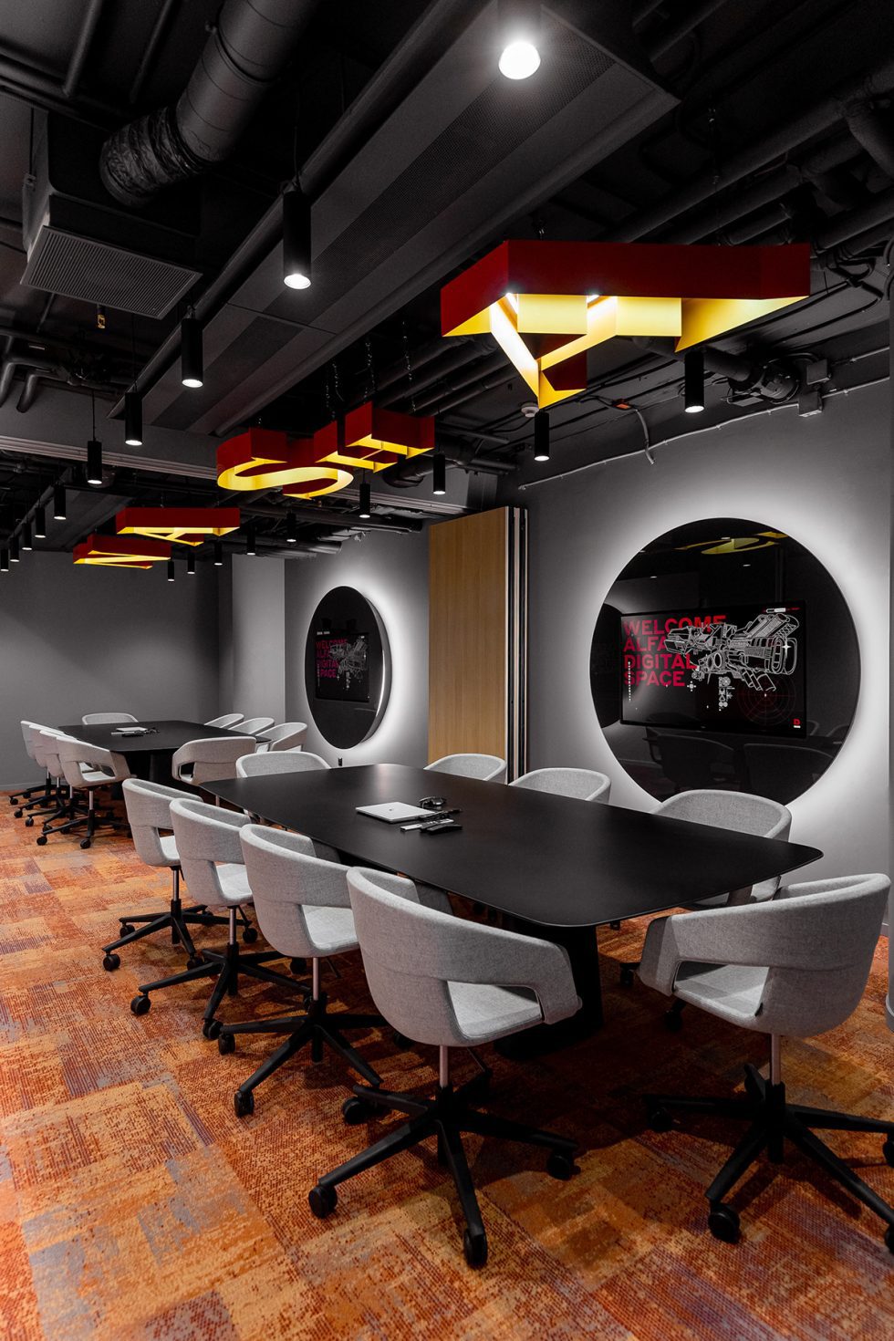 深圳市南山區(qū)大沖商務(wù)中心紅色主調(diào)現(xiàn)代辦公室裝修設(shè)計(jì)案例 辦公區(qū) (2)