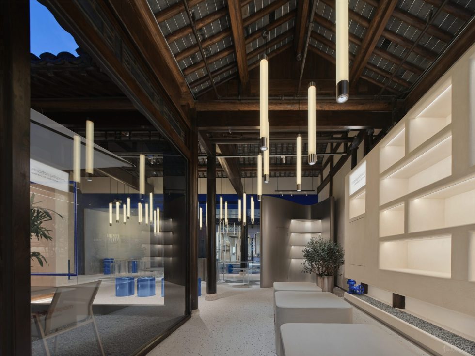 深圳市南山區(qū)后海taic工藝品店裝修設(shè)計實景圖-三角形中式瓦片頂面