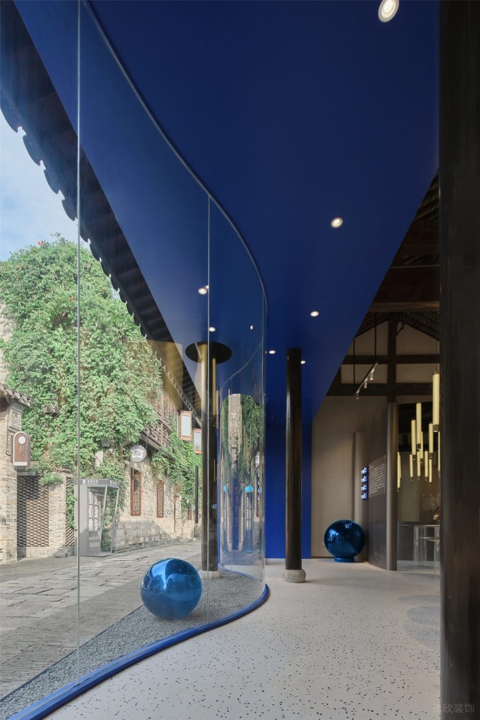 深圳市南山區(qū)后海taic工藝品店裝修設(shè)計實景圖-弧形透明玻璃落地窗