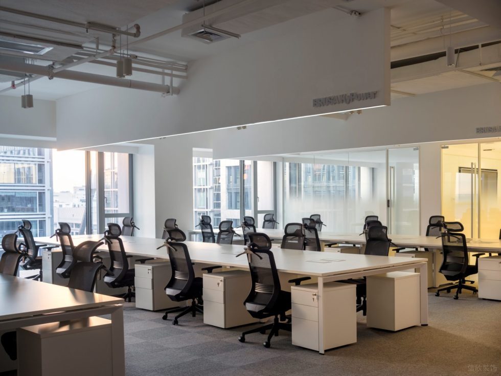 深圳市南山區(qū)華僑城大廈白色調(diào)極簡主義風(fēng)格辦公室裝修設(shè)計(jì)案例 工作區(qū)