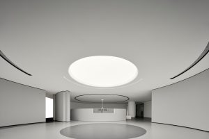 深圳市南山區(qū)華僑城大廈白色調(diào)極簡主義風(fēng)格辦公室裝修設(shè)計案例 前臺大廳服務(wù)臺