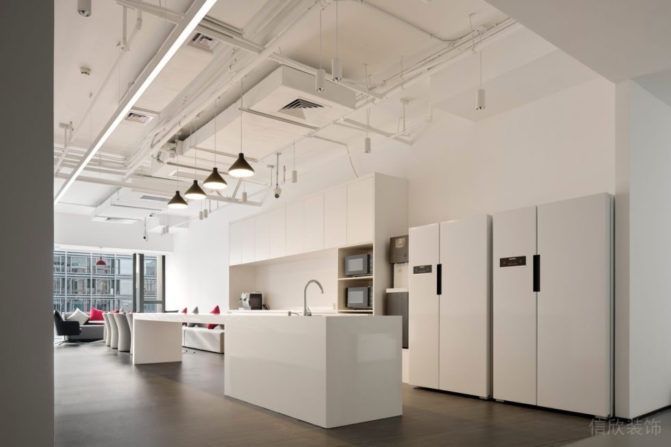 深圳市南山區(qū)華僑城大廈白色調極簡主義風格辦公室裝修設計案例 茶水區(qū)