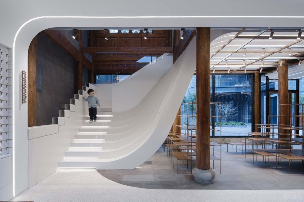 深圳市南山區(qū)華僑城工藝品店裝修設(shè)計(jì)-白色燈光傾斜樓梯 深圳市南山區(qū)華僑城工藝品店裝修設(shè)計(jì)-白色燈光傾斜樓梯