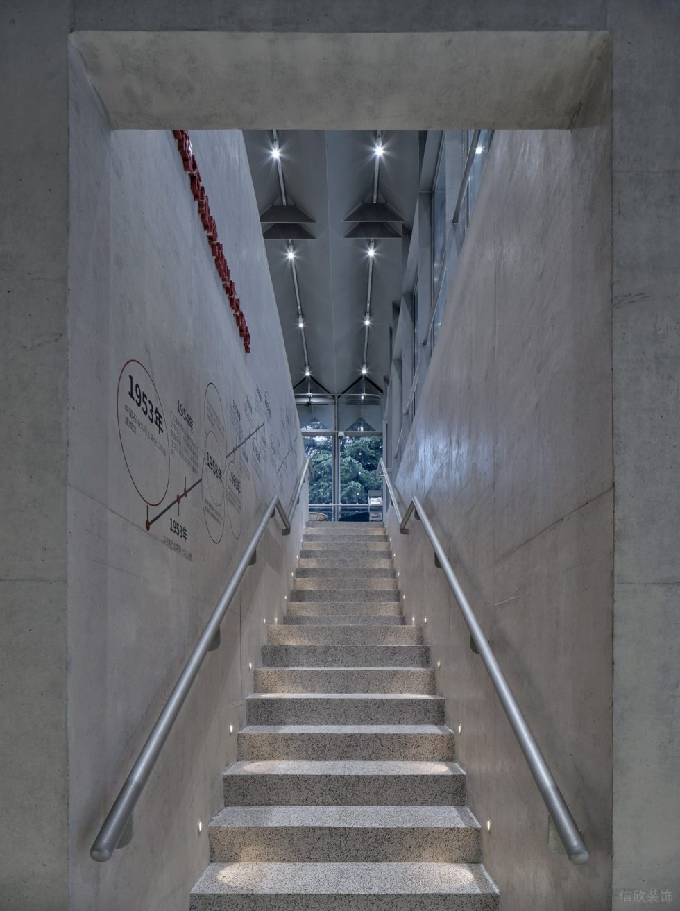 深圳市南山區(qū)南油中石化加油站實(shí)景效果圖-灰色水泥樓梯