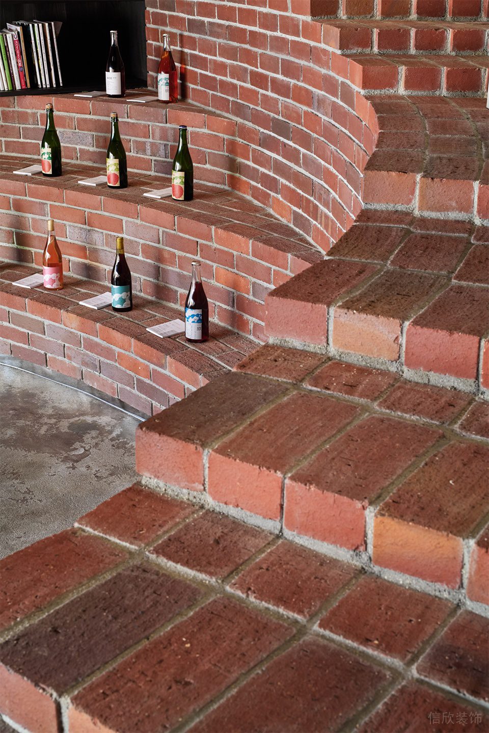 深圳市南山區(qū)前海復古風日式清酒釀造直銷店裝修設計-紅磚展臺