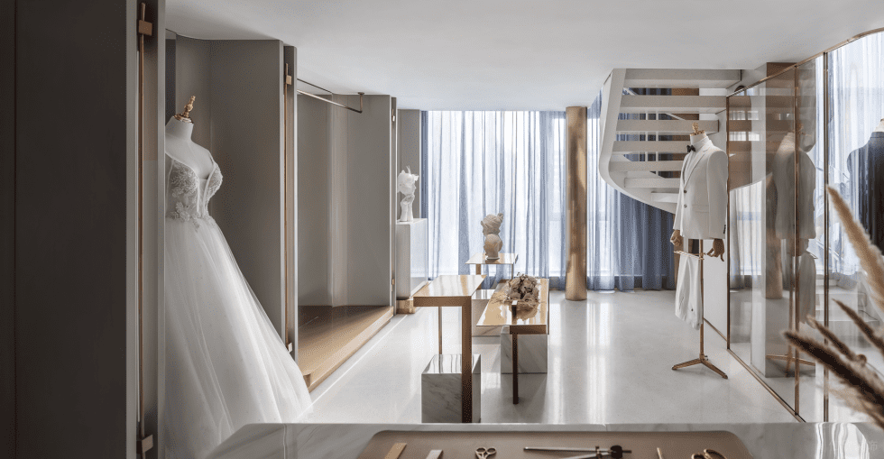 深圳市南山區(qū)蛇口現(xiàn)代輕奢風禮服店裝修設(shè)計-香檳金高矮島臺