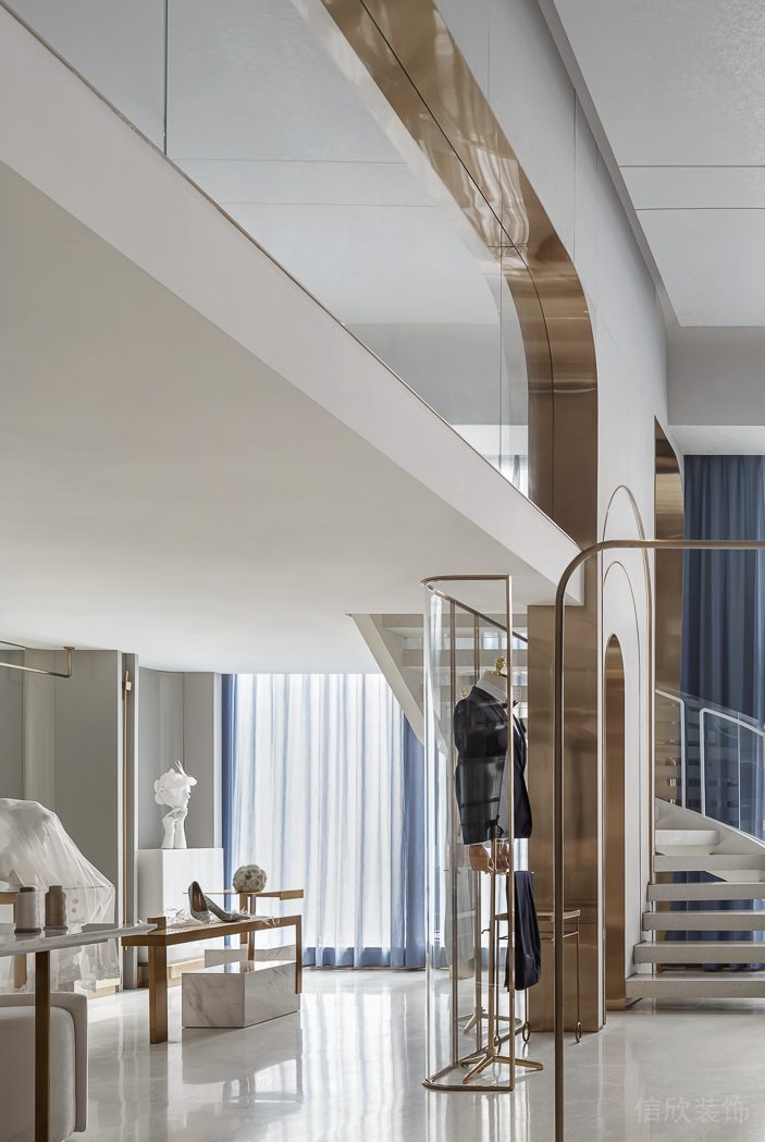 深圳市南山區(qū)蛇口現(xiàn)代輕奢風禮服店裝修設(shè)計-香檳金拱形門