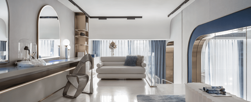 深圳市南山區(qū)蛇口現(xiàn)代輕奢風禮服店裝修設(shè)計 化妝區(qū)灰色布藝休閑沙發(fā)