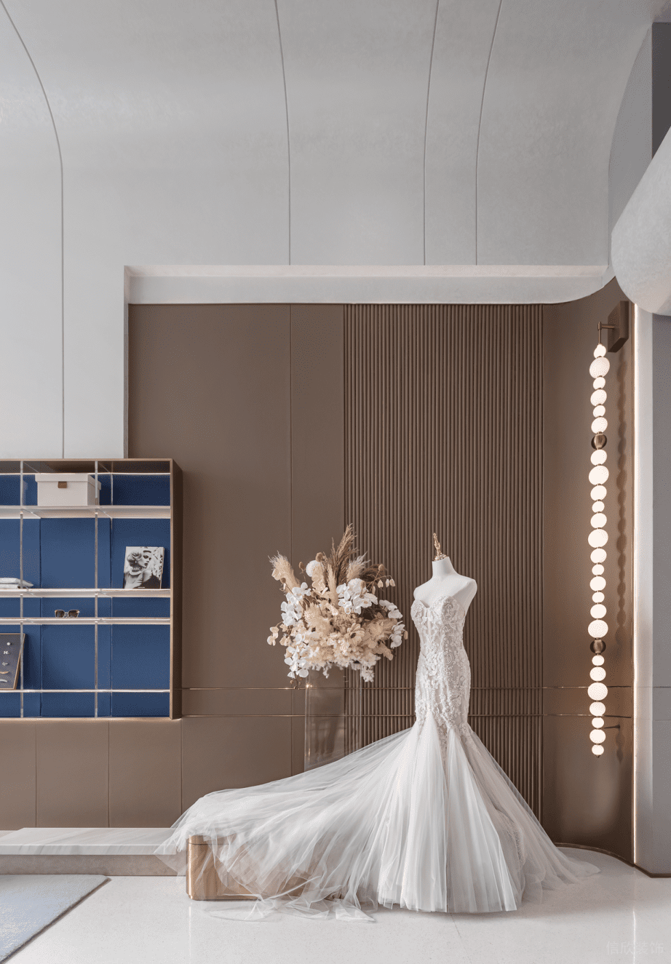 深圳市南山區(qū)蛇口現(xiàn)代輕奢風禮服店裝修設(shè)計-禮服展示區(qū)