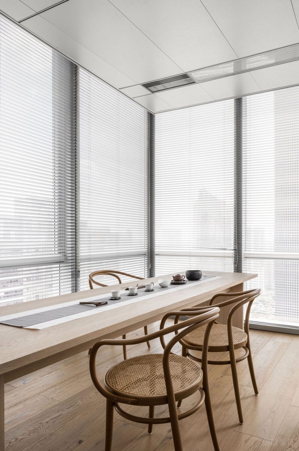 深圳市南山區(qū)天瓏大廈現代簡約原木風辦公室裝修設計方案 會客區(qū)