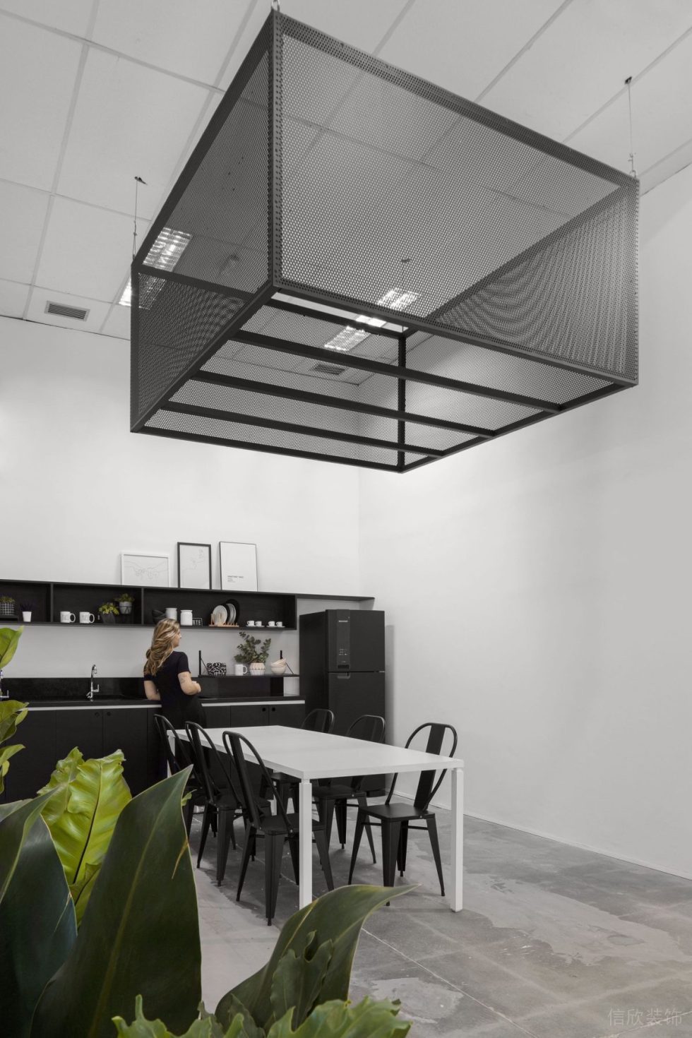 深圳市南山區(qū)西麗tcl國際e城公司簡約工業(yè)風辦公室裝修方案 茶水區(qū)