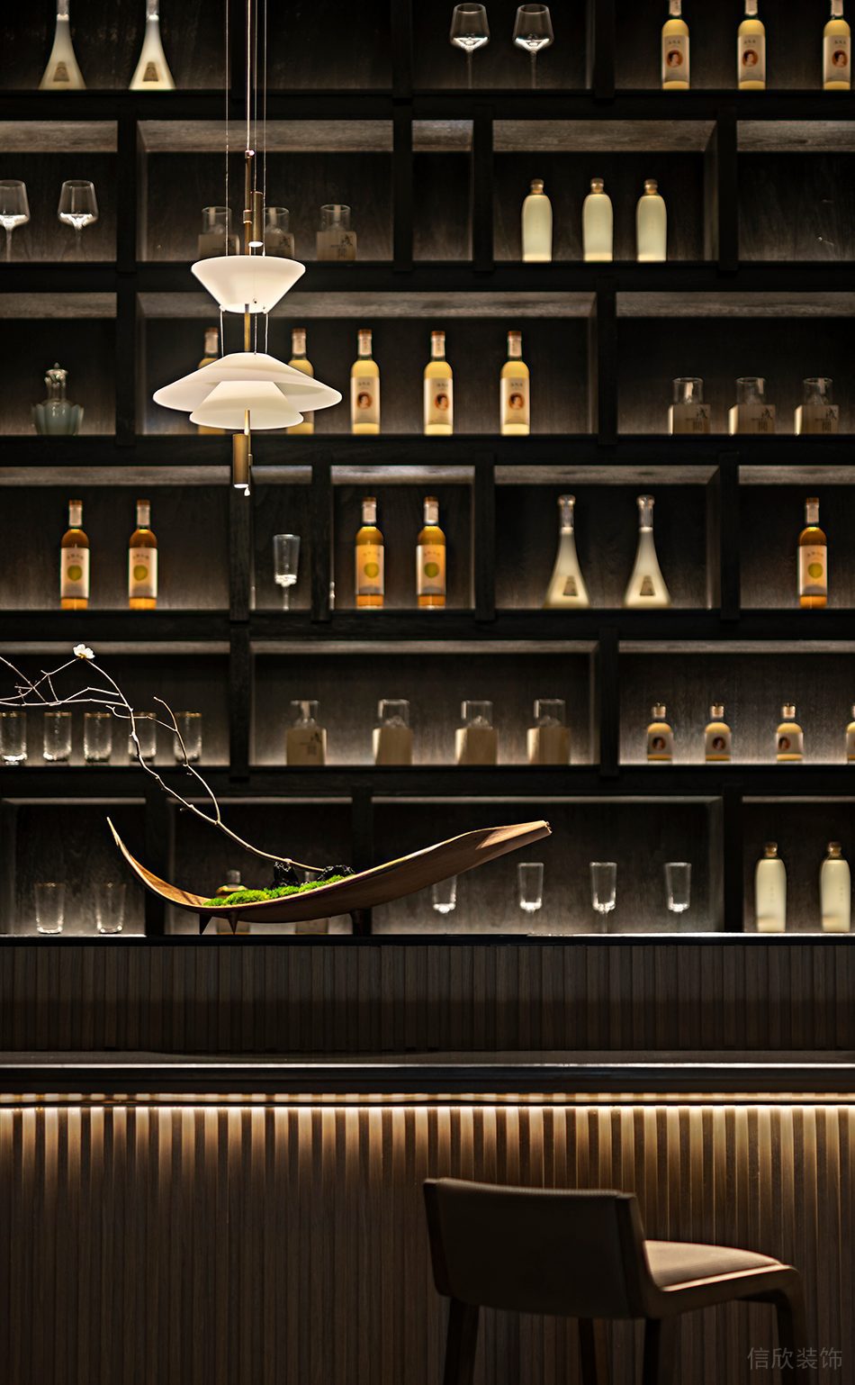 新中式風(fēng)中餐廳格條吧臺裝修設(shè)計(jì)