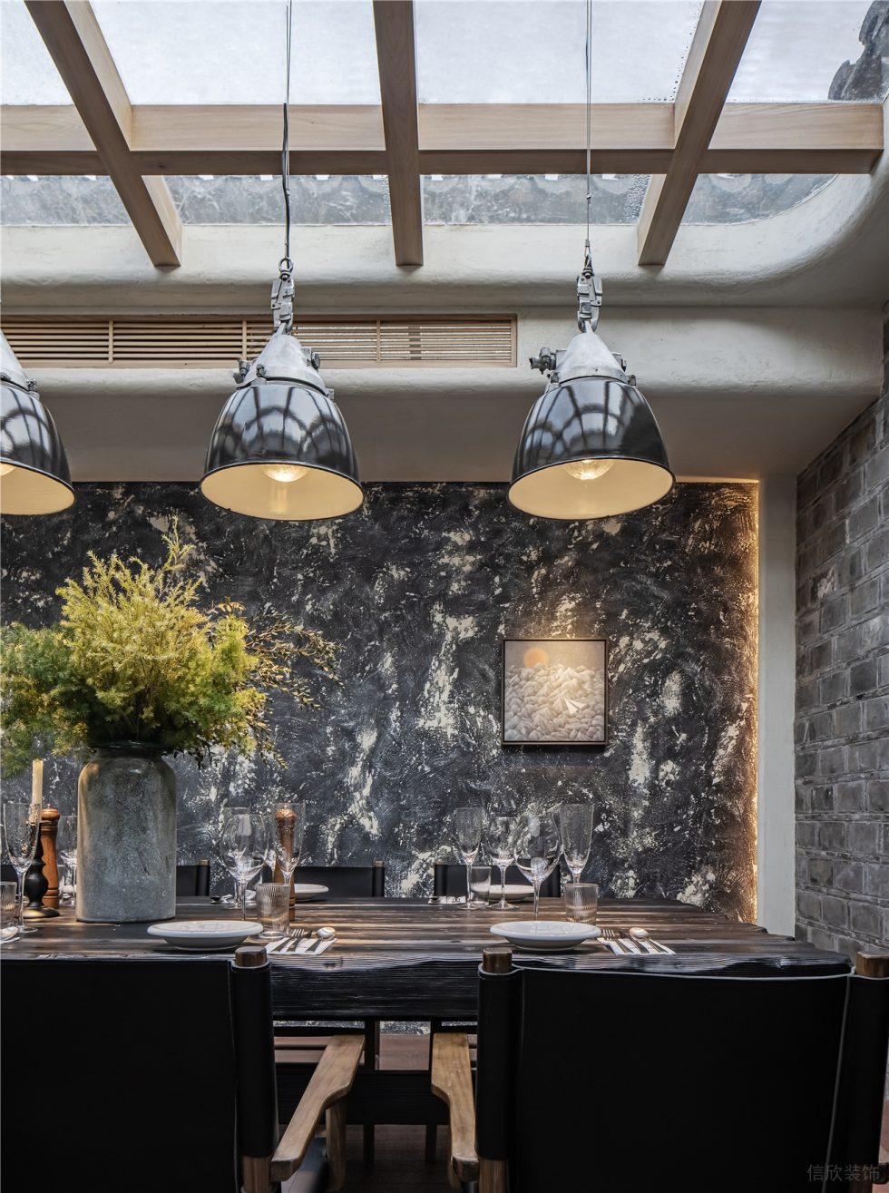 新中式田園風(fēng)西餐廳青磚文化墻配白色天花裝修設(shè)計(jì)