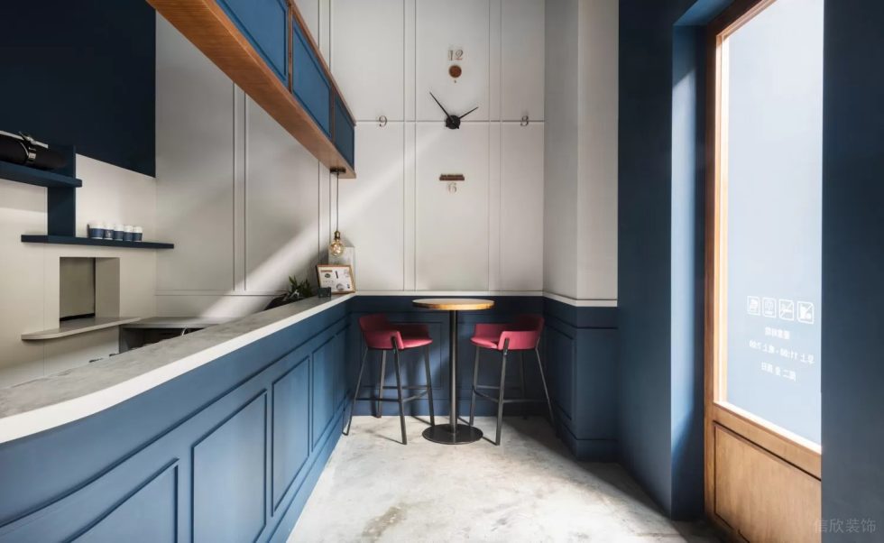 北歐簡約風(fēng)飲品店墻上簡約掛鐘裝修設(shè)計