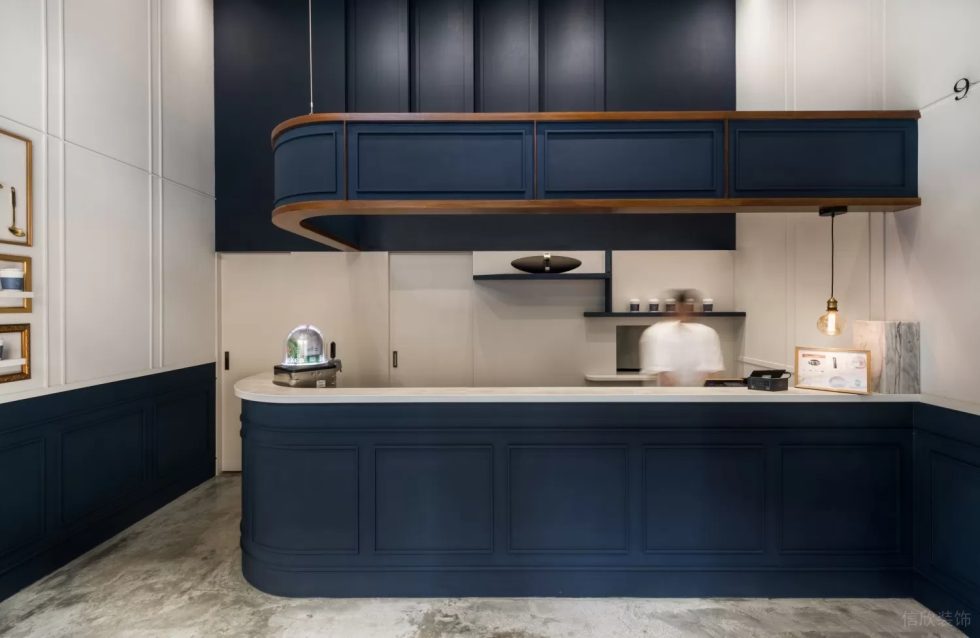 北歐簡約風(fēng)飲品店深藍色操作臺和吊柜裝修設(shè)計