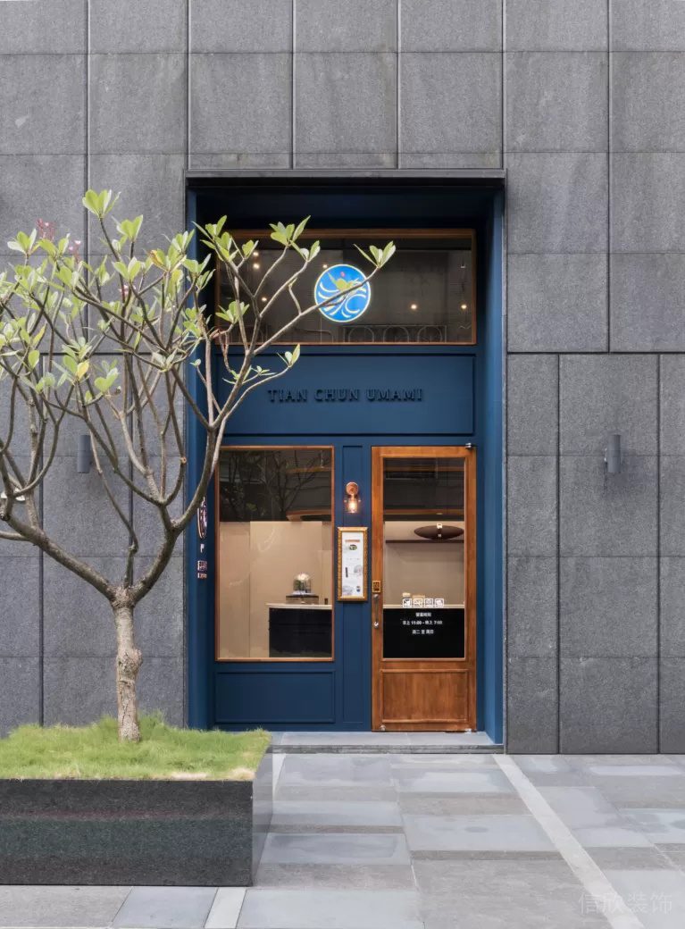 北歐簡約風(fēng)飲品店原木玻璃門裝修設(shè)計