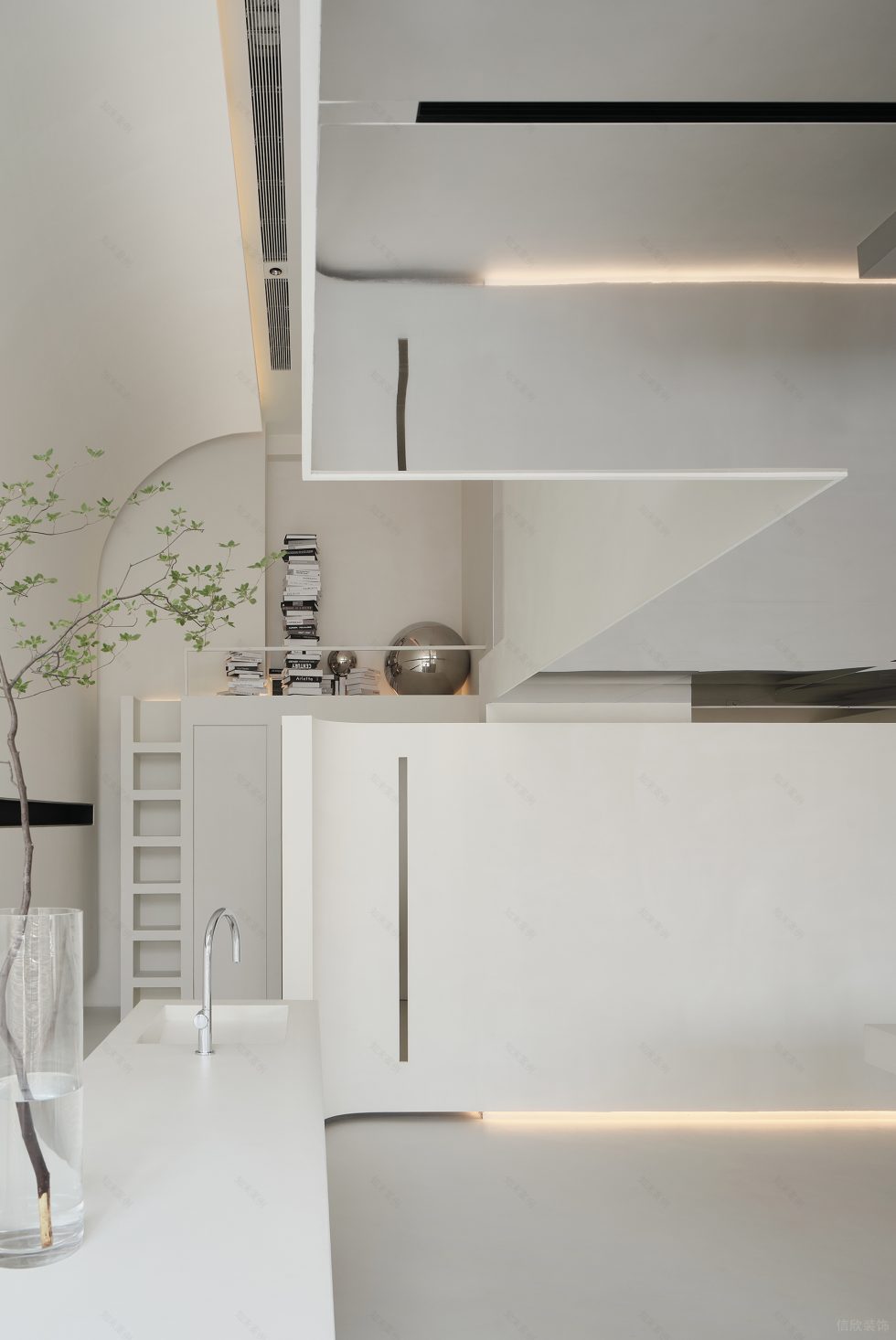 純白色極簡風(fēng)小型辦公室裝修案例墻面底部暖色調(diào)暗藏?zé)魩? alt=