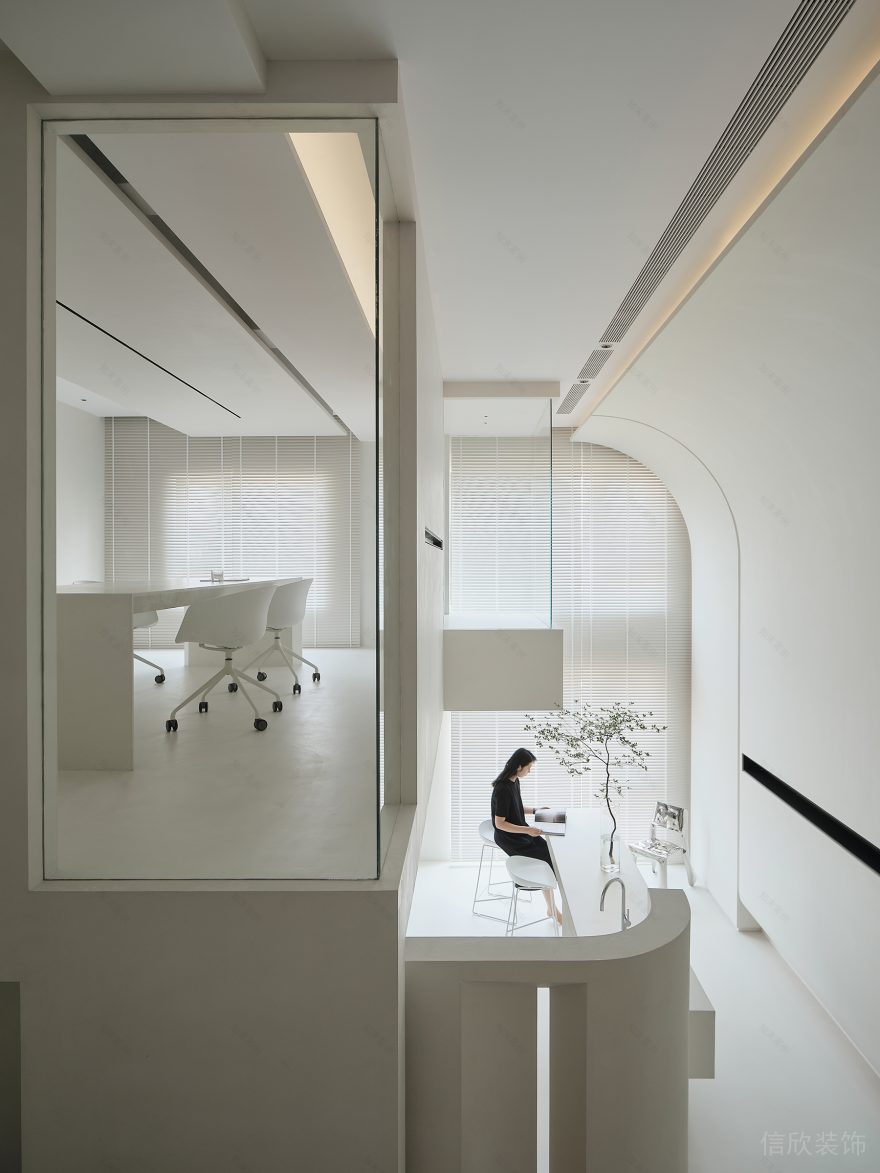 純白色極簡風(fēng)小型辦公室裝修案例天花暖色調(diào)暗藏?zé)魩? alt=