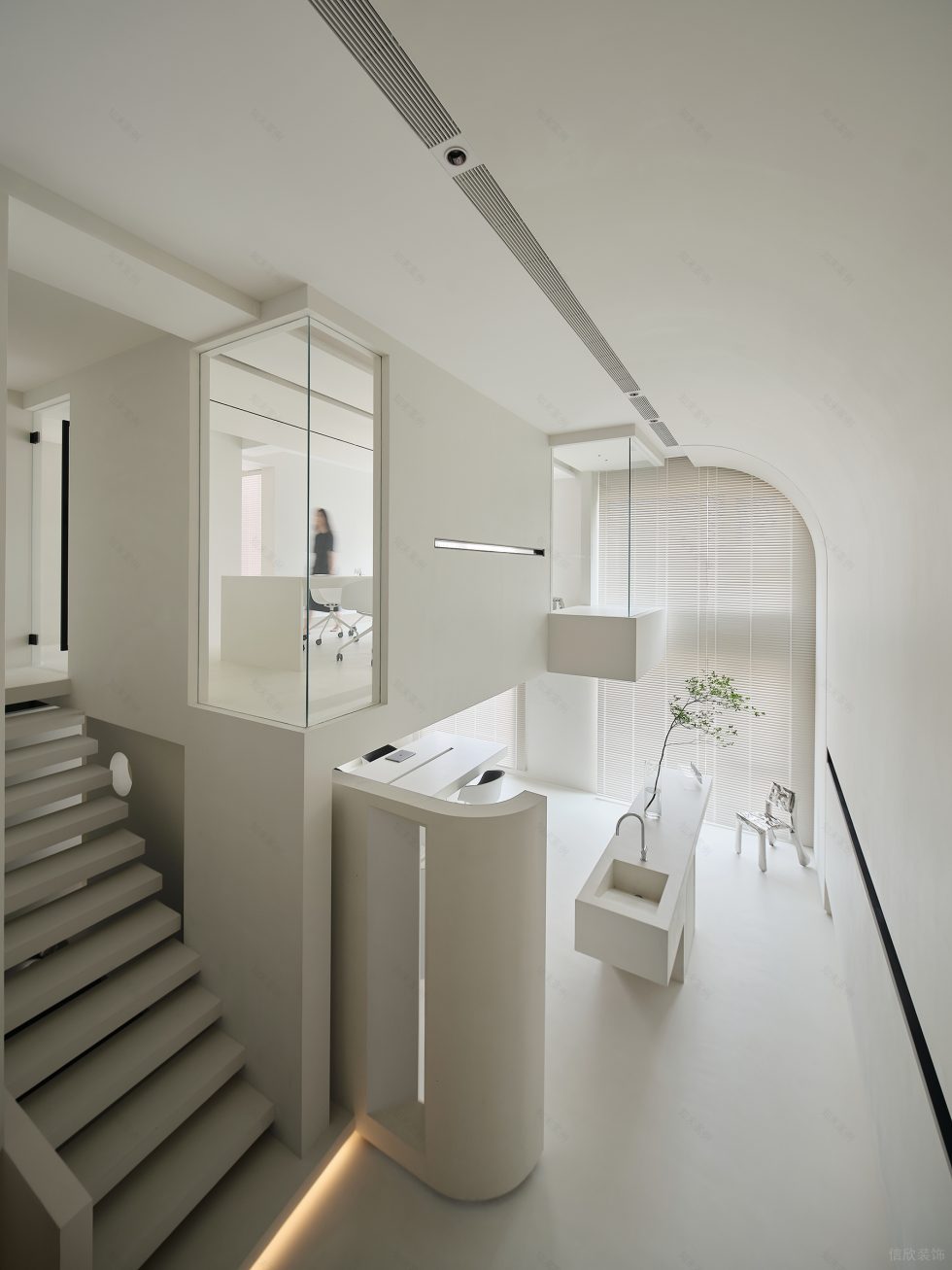 純白色極簡風(fēng)小型辦公室裝修案例懸空式樓梯臺階 純白色極簡風(fēng)小型辦公室裝修案例懸空式樓梯臺階