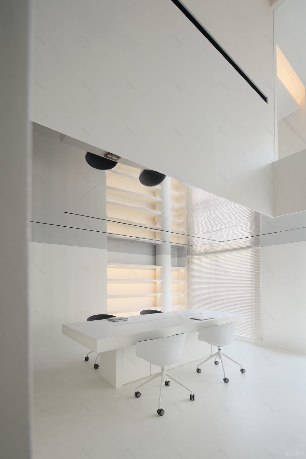 純白色極簡風(fēng)小型辦公室裝修案例一層工作區(qū)鏡面不銹鋼天花吊頂 純白色極簡風(fēng)小型辦公室裝修案例一層工作區(qū)鏡面不銹鋼天花吊頂