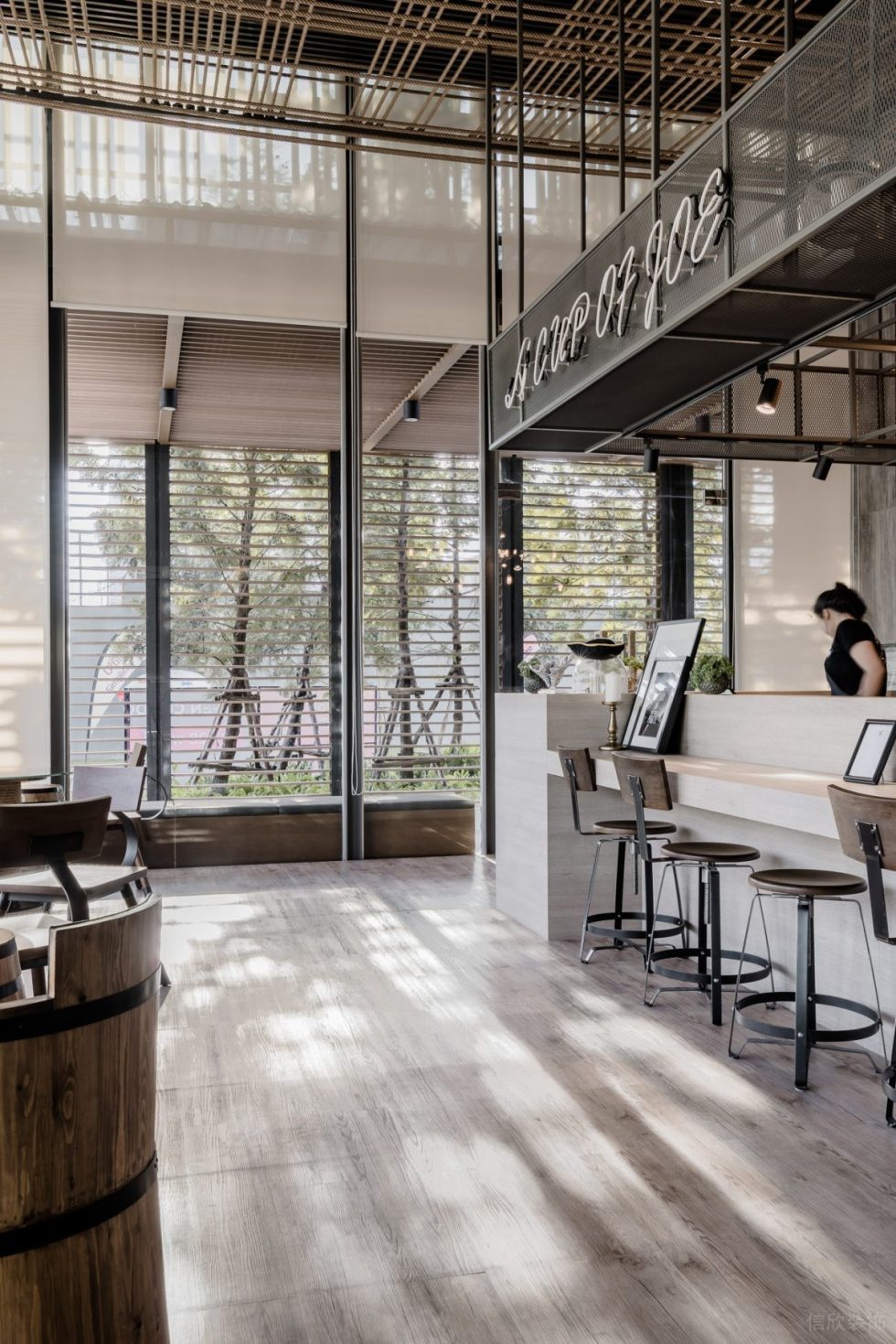 侘寂原木風(fēng)咖啡廳鏤空隔斷窗戶裝修效果圖