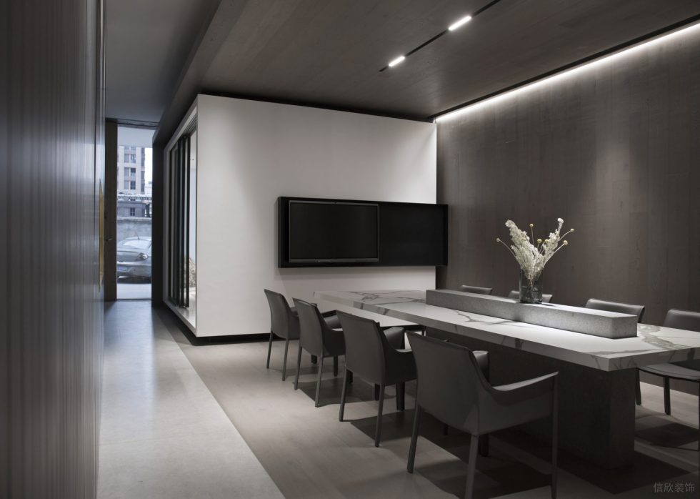 多元極簡(jiǎn)風(fēng)辦公室裝修設(shè)計(jì)灰木色會(huì)議區(qū) 多元極簡(jiǎn)風(fēng)辦公室裝修設(shè)計(jì)灰木色會(huì)議區(qū)