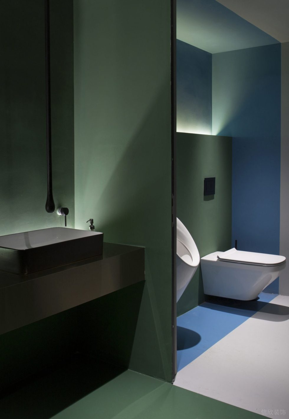 多元極簡(jiǎn)風(fēng)辦公室裝修設(shè)計(jì)墨綠色衛(wèi)生間 多元極簡(jiǎn)風(fēng)辦公室裝修設(shè)計(jì)墨綠色衛(wèi)生間