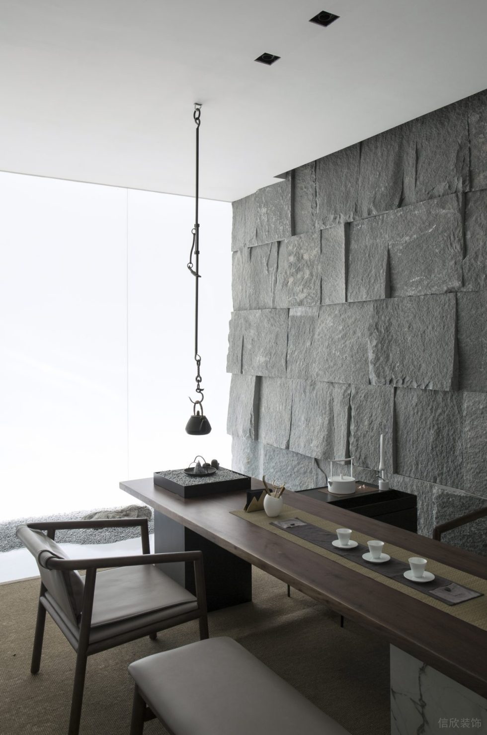 多元極簡(jiǎn)風(fēng)辦公室裝修設(shè)計(jì)深木色茶臺(tái) 多元極簡(jiǎn)風(fēng)辦公室裝修設(shè)計(jì)深木色茶臺(tái)