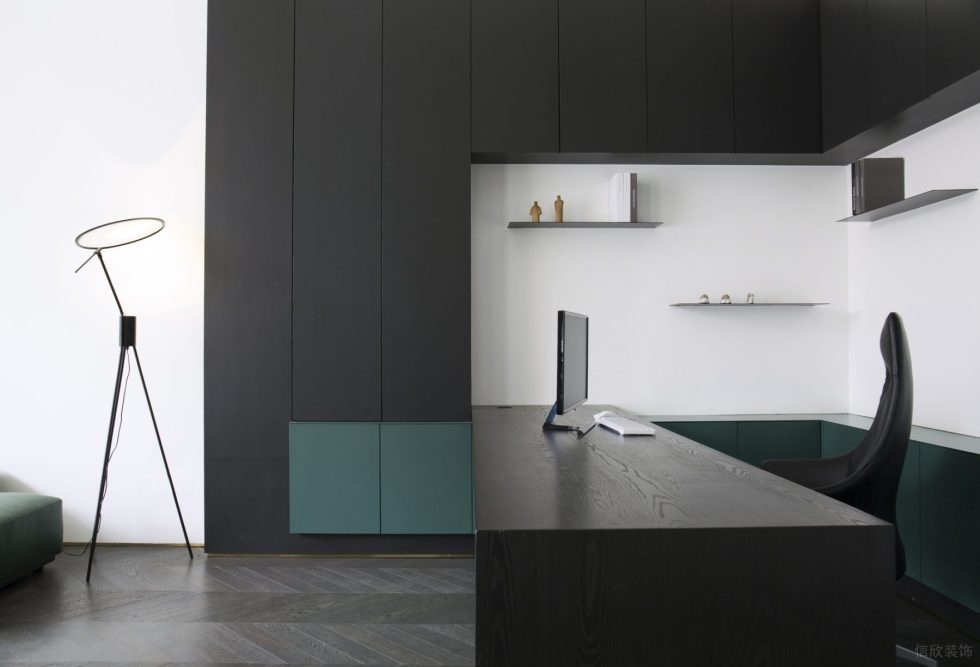 多元極簡(jiǎn)風(fēng)辦公室裝修設(shè)計(jì)深色調(diào)經(jīng)理辦公室 多元極簡(jiǎn)風(fēng)辦公室裝修設(shè)計(jì)深色調(diào)經(jīng)理辦公室