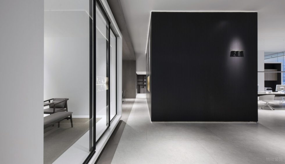 多元極簡(jiǎn)風(fēng)辦公室裝修設(shè)計(jì)深色格柵形象墻 多元極簡(jiǎn)風(fēng)辦公室裝修設(shè)計(jì)深色格柵形象墻