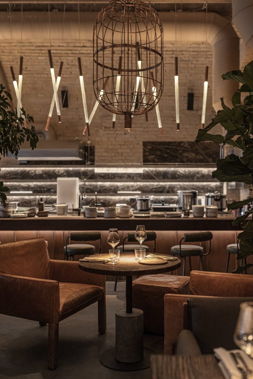 復(fù)古做舊風(fēng)日式餐廳圓長(zhǎng)條銅絲吊燈裝修設(shè)計(jì)