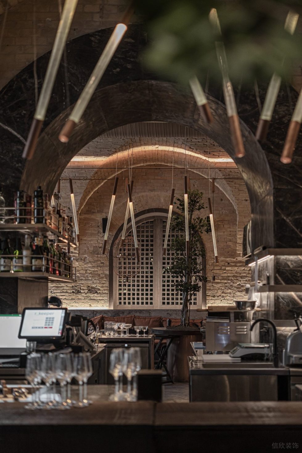 復(fù)古做舊日式餐廳石頭墻木門(mén)裝修設(shè)計(jì)