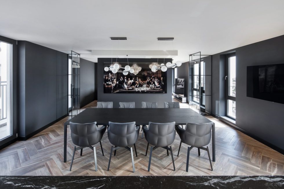 高端時尚健身房裝修設計 休息區(qū)黑色桌子