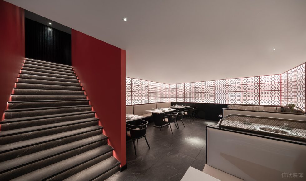 古典新中式火鍋店紅色圓形窗花裝修設(shè)計