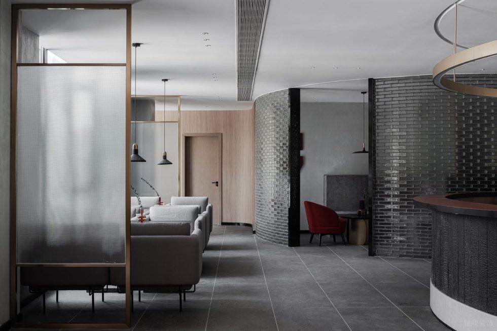 工業(yè)極簡風(fēng)酒廳長虹玻璃隔斷裝修效果圖