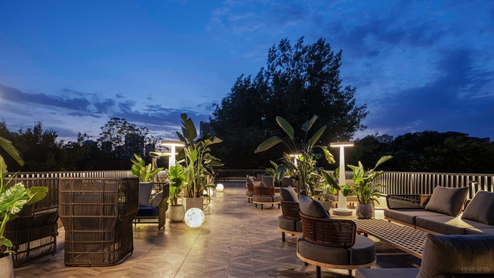 工業(yè)極簡(jiǎn)風(fēng)酒廳露臺(tái)布景裝修效果圖