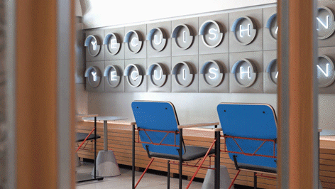 工業(yè)簡約風飲品店特色字母背景墻裝修設計